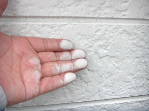 チョーキング現象｜壁を手で触ると粉が付く